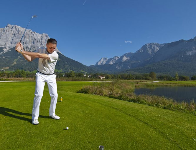 Golf Abschlag Teich Tirol